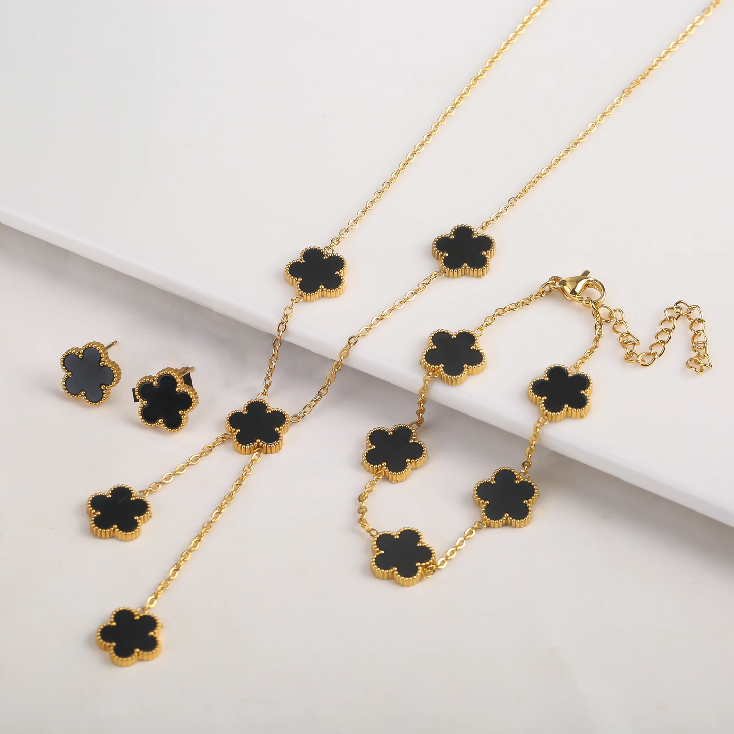 Ensemble trèfle en or 18 carats (collier, boucles d'oreilles et bracelet)