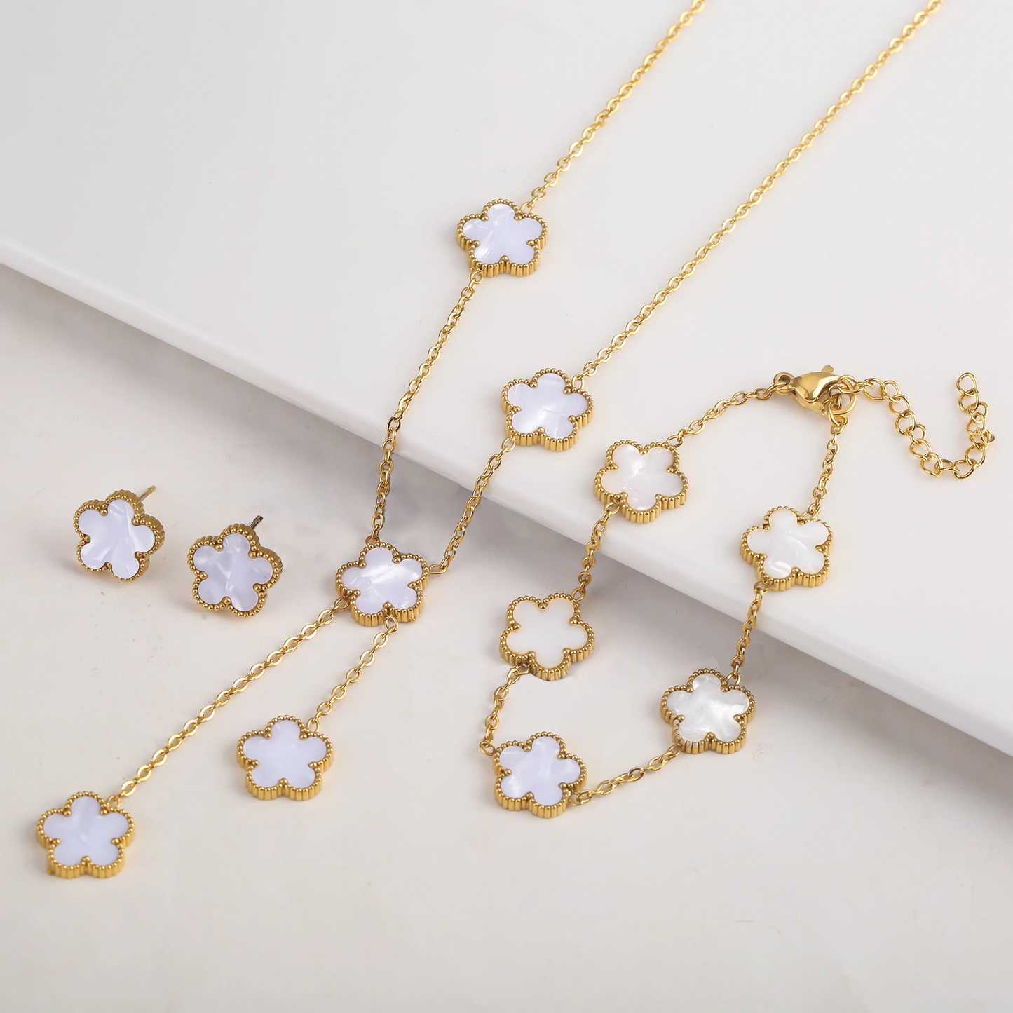 Ensemble trèfle en or 18 carats (collier, boucles d'oreilles et bracelet)