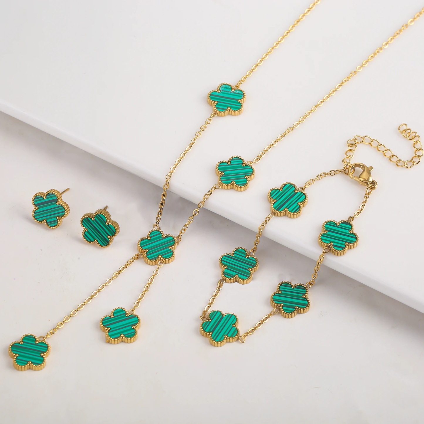 Ensemble trèfle en or 18 carats (collier, boucles d'oreilles et bracelet)